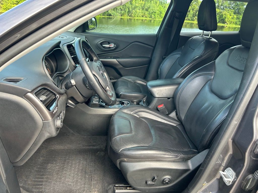 Thumbnail: 2019 Jeep Cherokee - 14