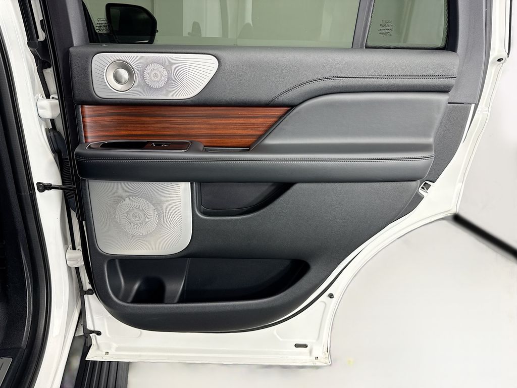 Thumbnail: 2020 Lincoln Navigator - 26