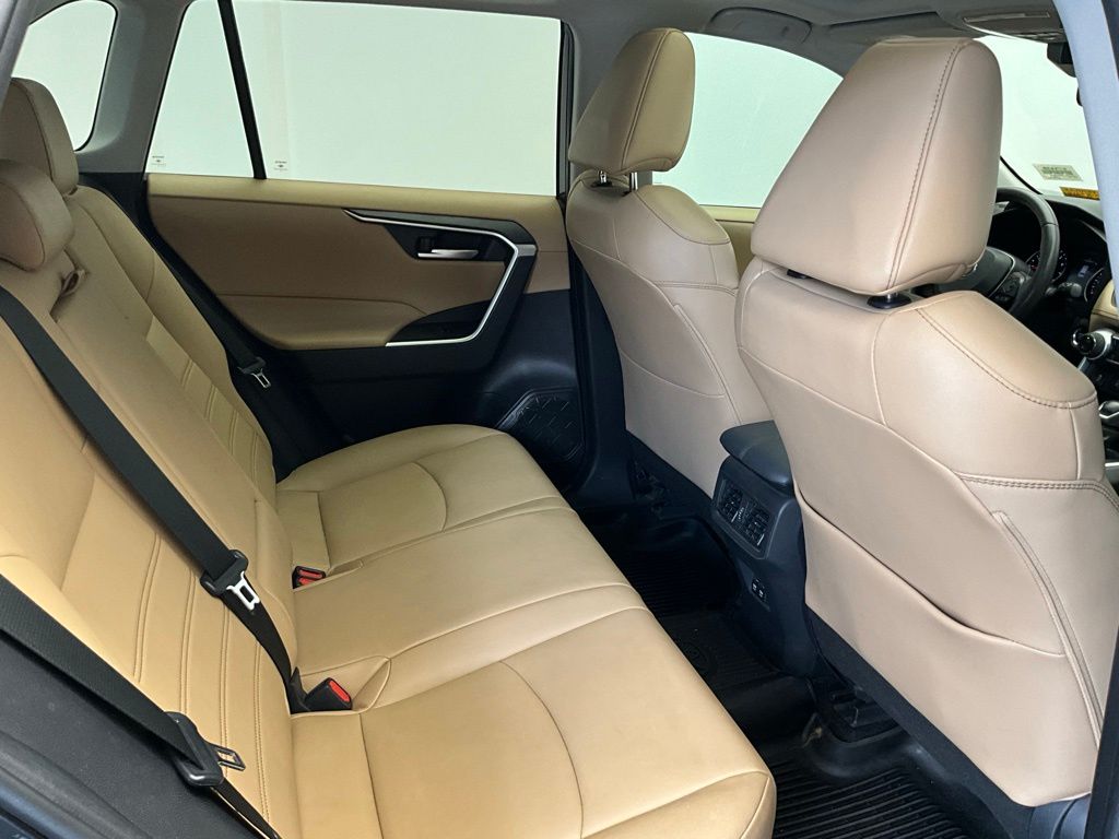 Thumbnail: 2019 Toyota RAV4 - 8