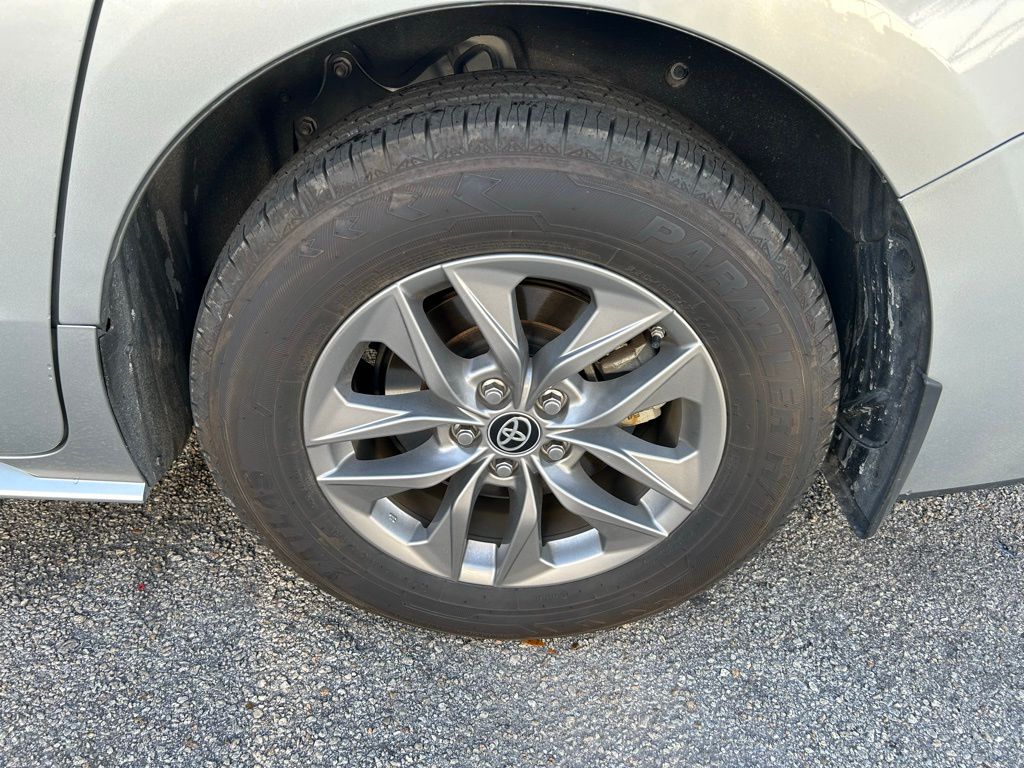 Thumbnail: 2024 Toyota Sienna - 9