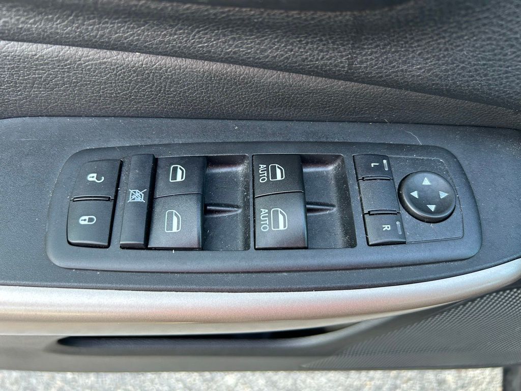 Thumbnail: 2018 Jeep Cherokee - 16