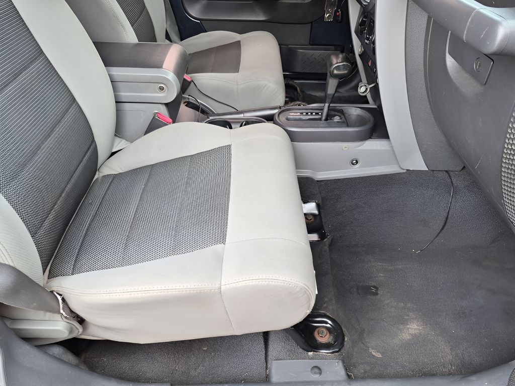 Used 2008  Jeep Unlimited X image 16