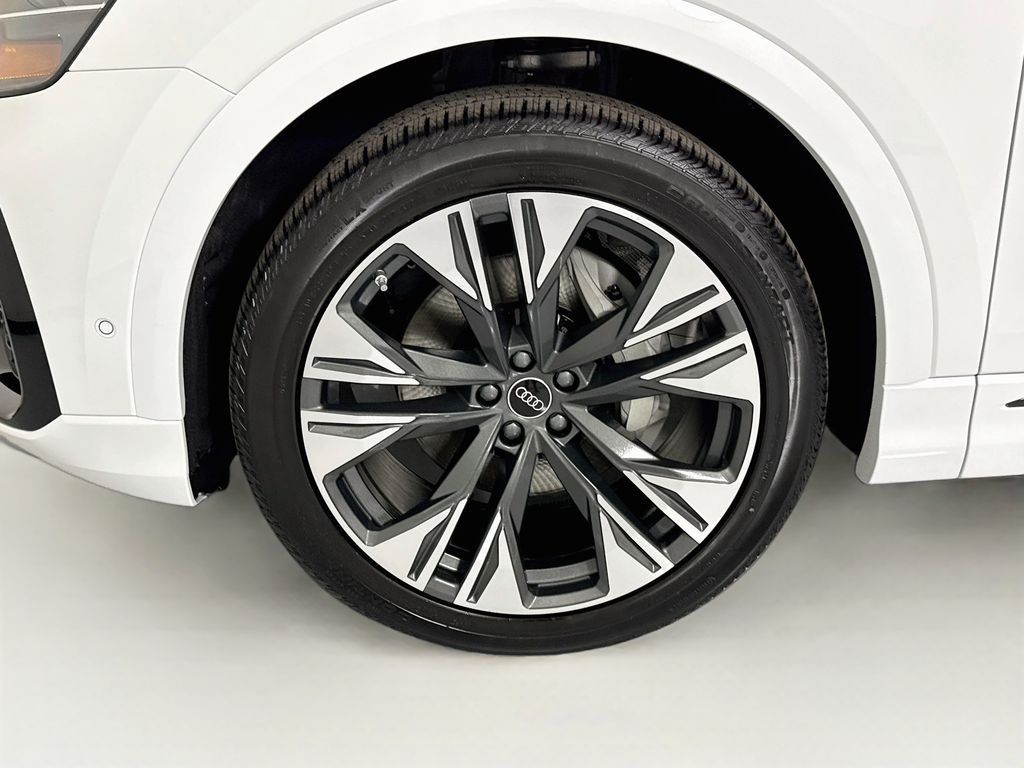 Thumbnail: 2026 Audi Q8 - 31