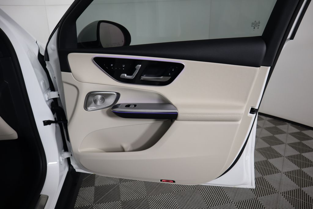 2025 Mercedes-Benz GLC 300 27