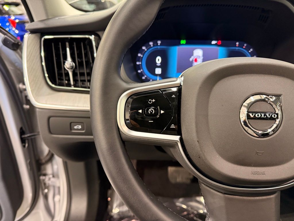 Thumbnail: 2025 Volvo XC60 - 13