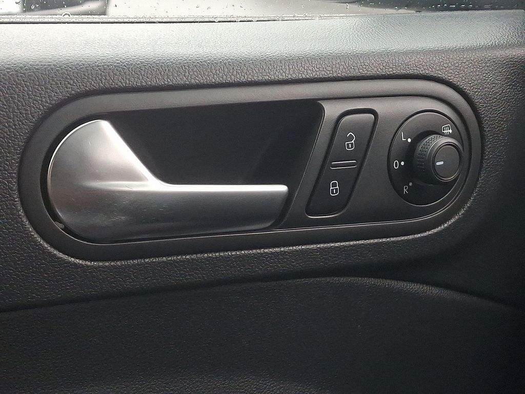 Thumbnail: 2018 Volkswagen Beetle - 26