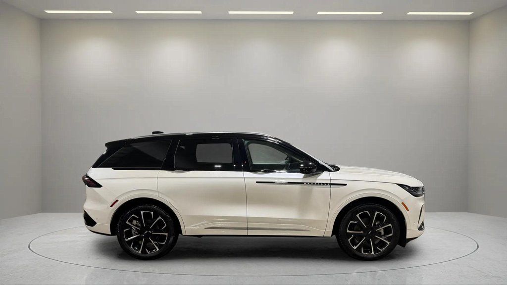 Certified Used 2024 White Platinum Metallic Tri-Coat Lincoln Reserve image 2