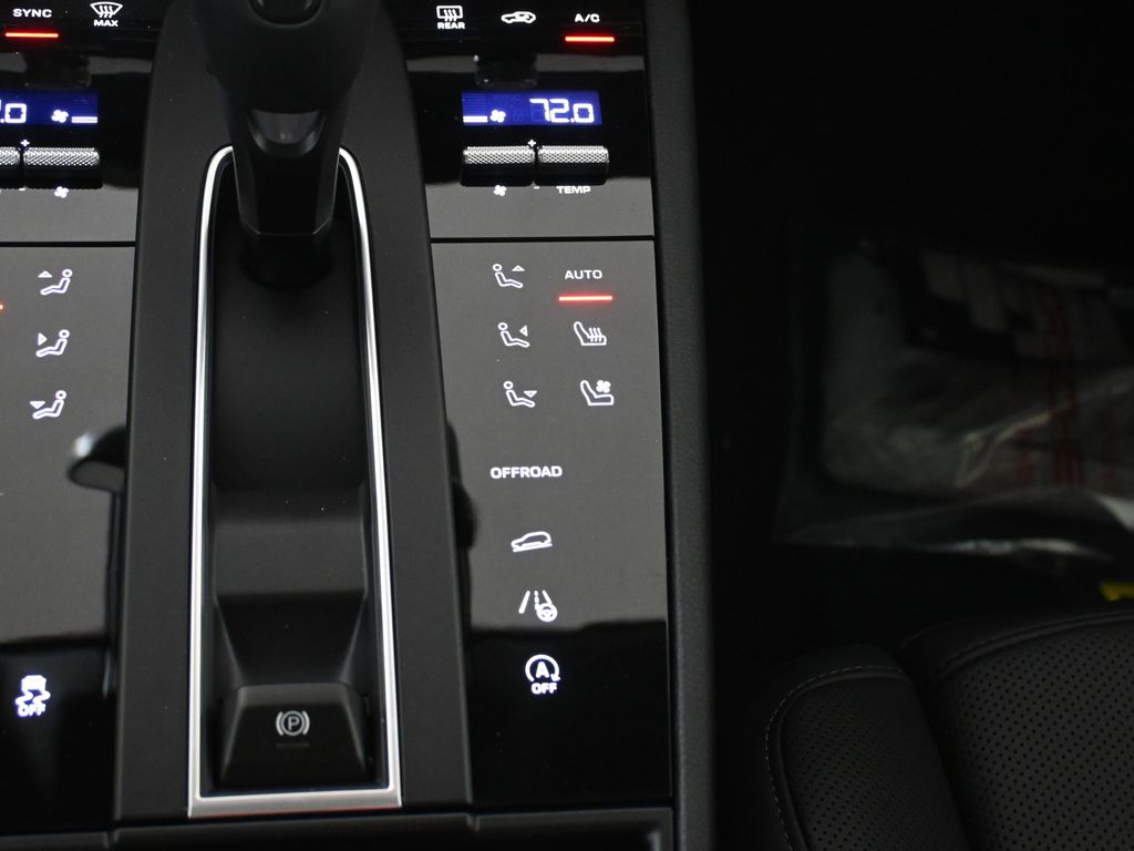 Thumbnail: 2026 Porsche Macan - 25