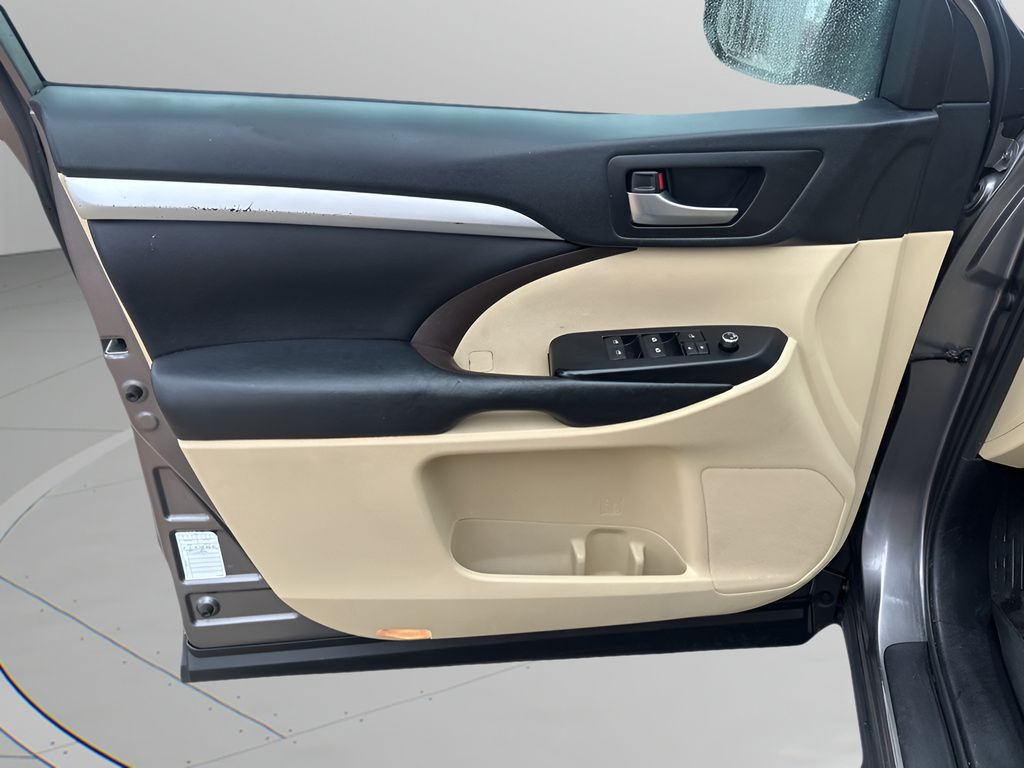 Used Car 2019 Toyota Highlander  Xle For Sale Under $25,000 In Austin, Texas