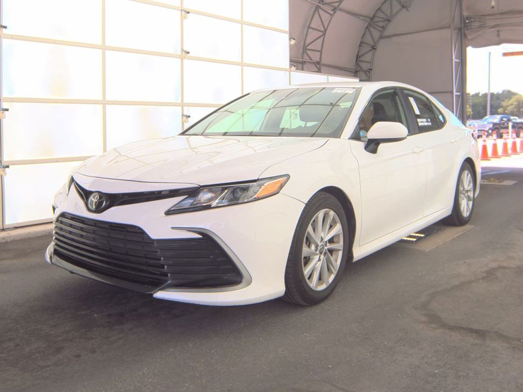 2024 Toyota Camry LE's photo