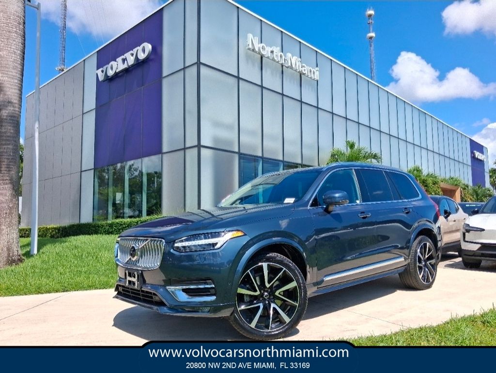 2024 Volvo XC90 B5 Plus