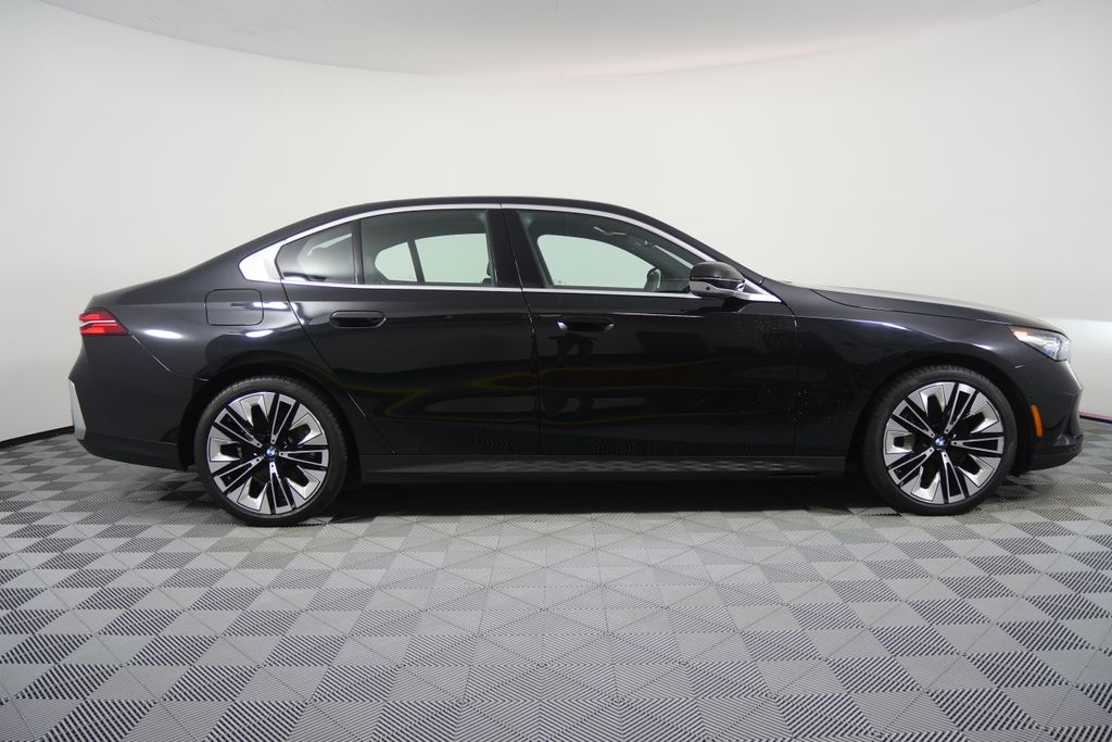 Thumbnail: 2025 BMW 5 Series - 2