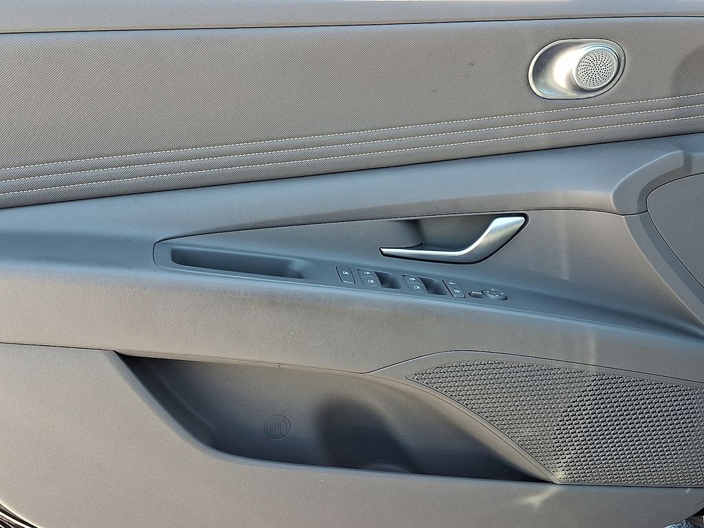 2023 Hyundai Elantra — photo 13