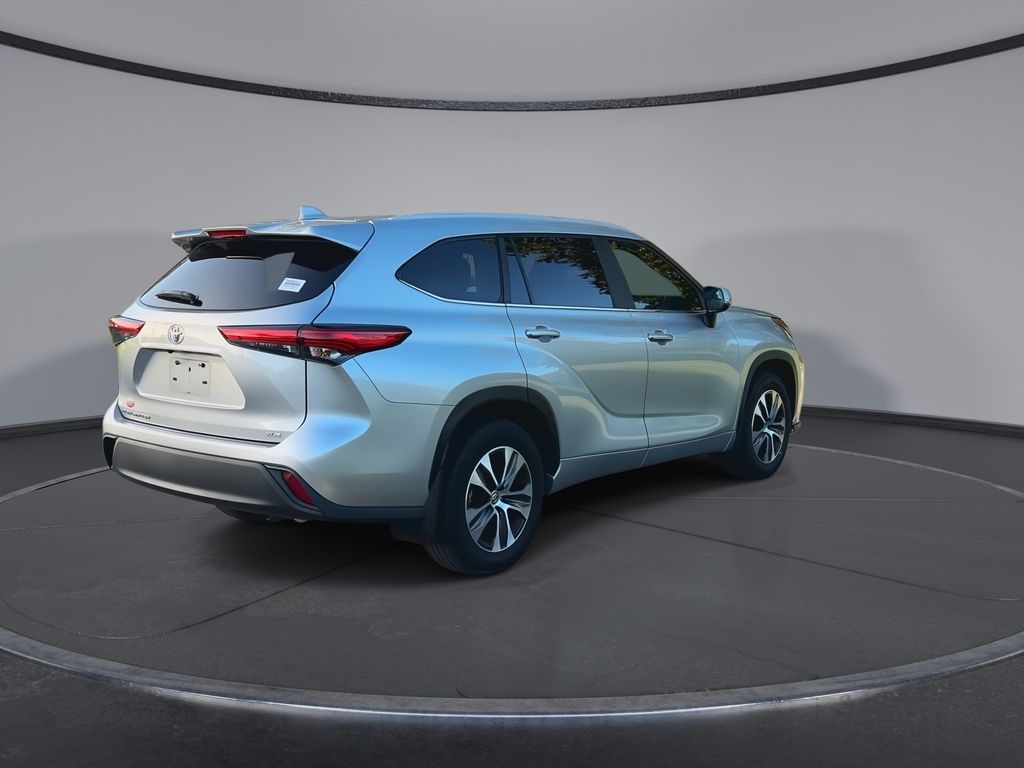 Thumbnail: 2023 Toyota Highlander - 8
