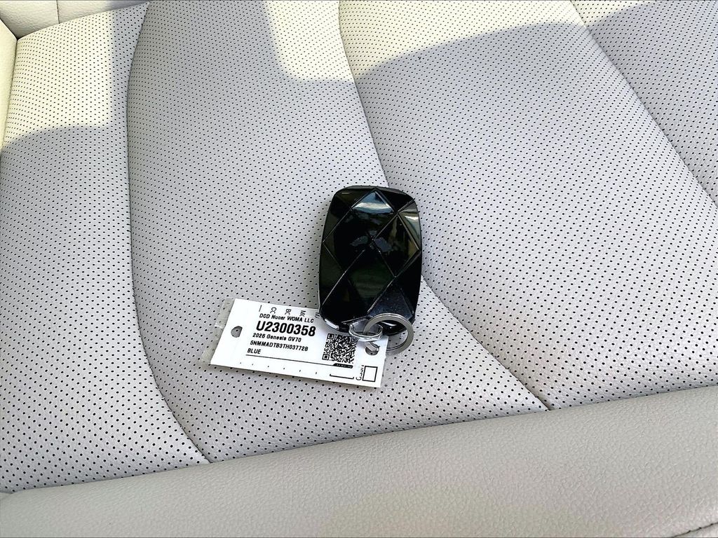 2026 Genesis GV70 — photo 30