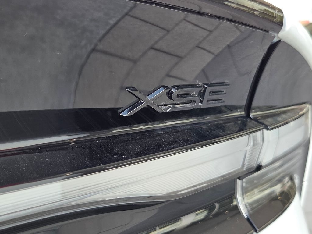 2026 Toyota Prius Plug-in Hybrid XSE - Photo 11