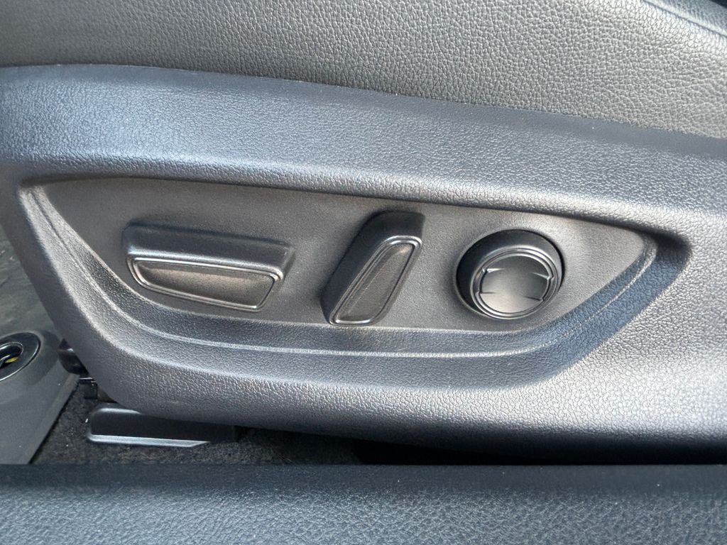 Thumbnail: 2025 Toyota Camry - 25