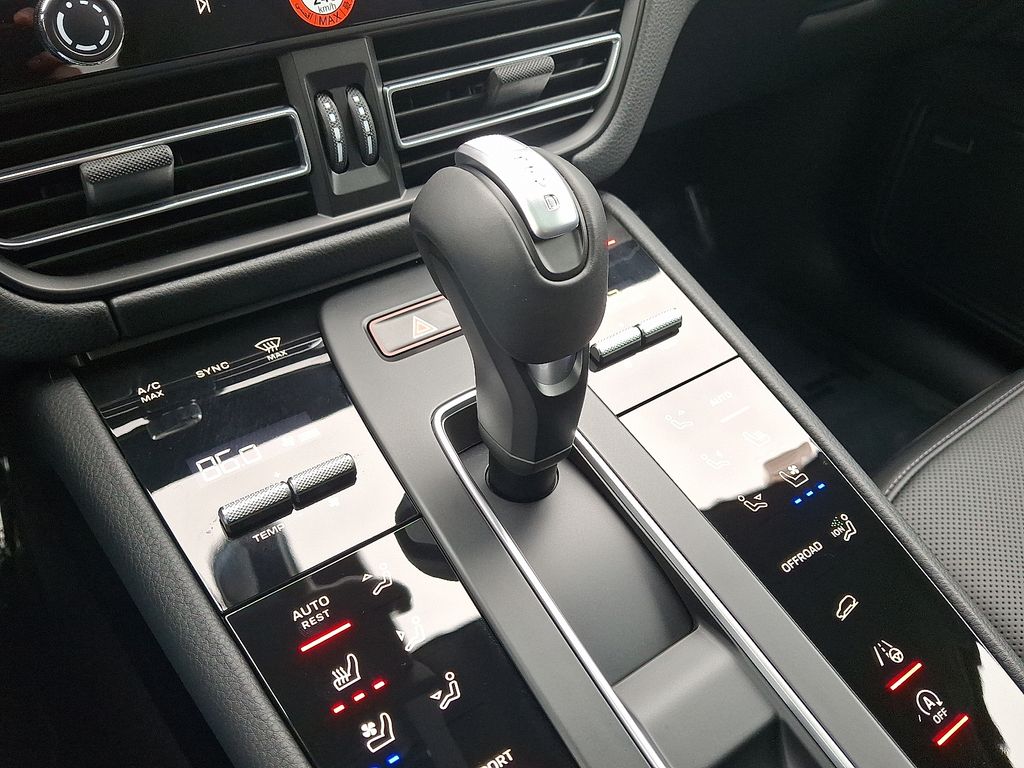 Thumbnail: 2026 Porsche Macan - 19