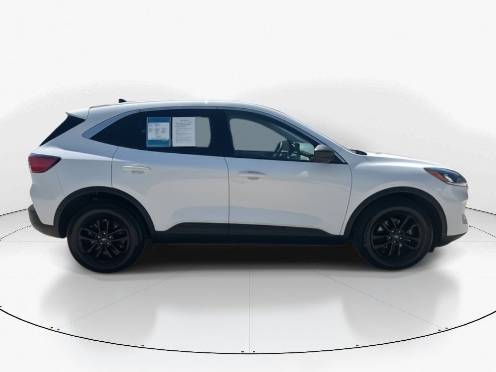 2022 Oxford White Ford Escape SE FWD SUV