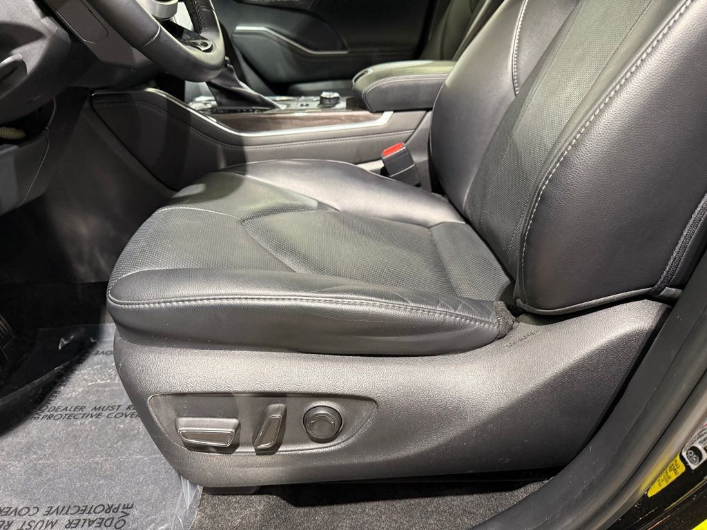 Thumbnail: 2023 Toyota Highlander - 14