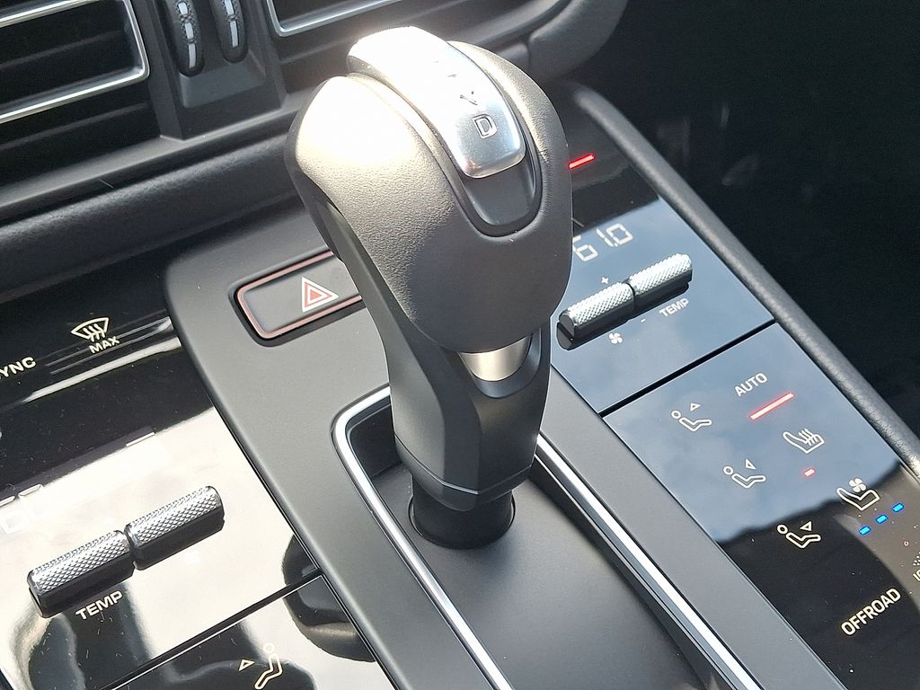 Thumbnail: 2026 Porsche Macan - 17