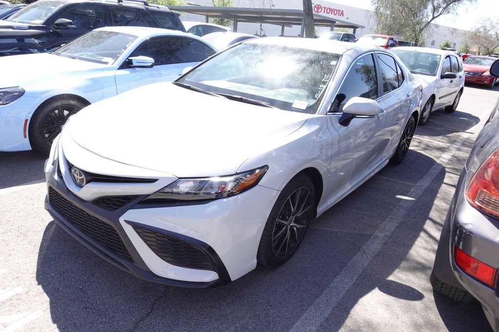 2023 Toyota Camry SE's photo