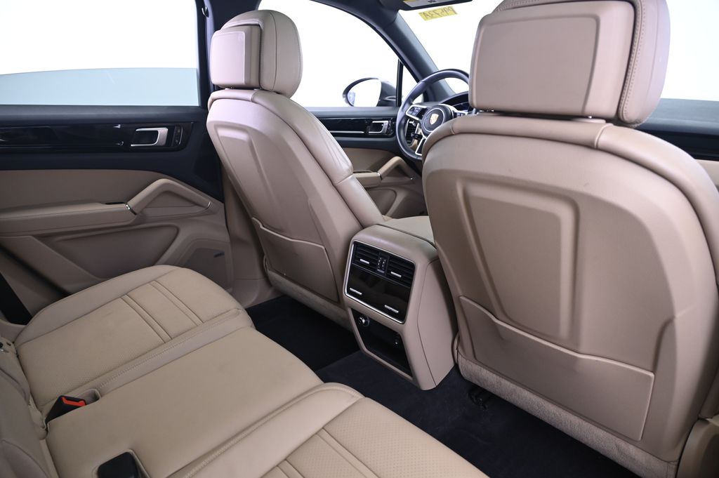 Thumbnail: 2020 Porsche Cayenne - 17
