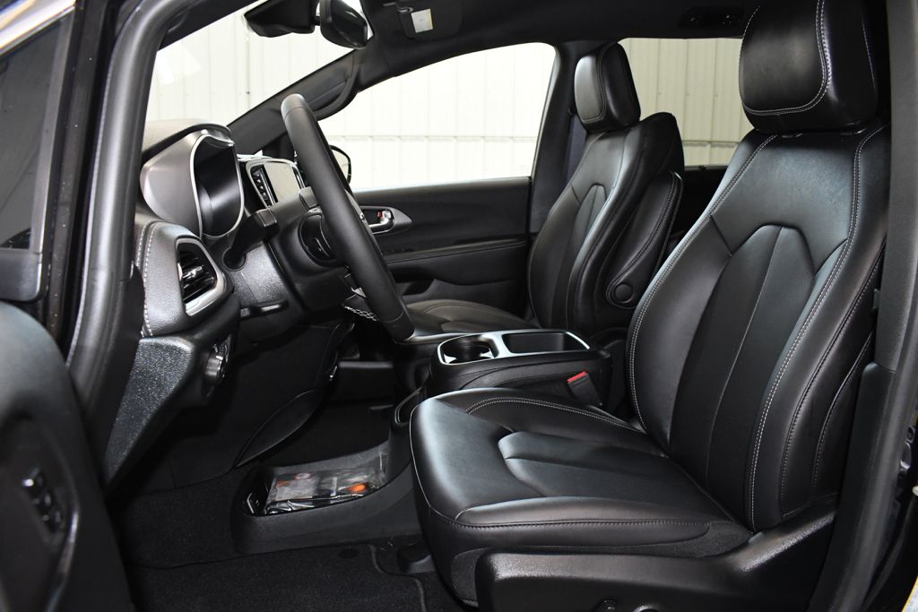 Used 2026 Black Chrysler Select image 19