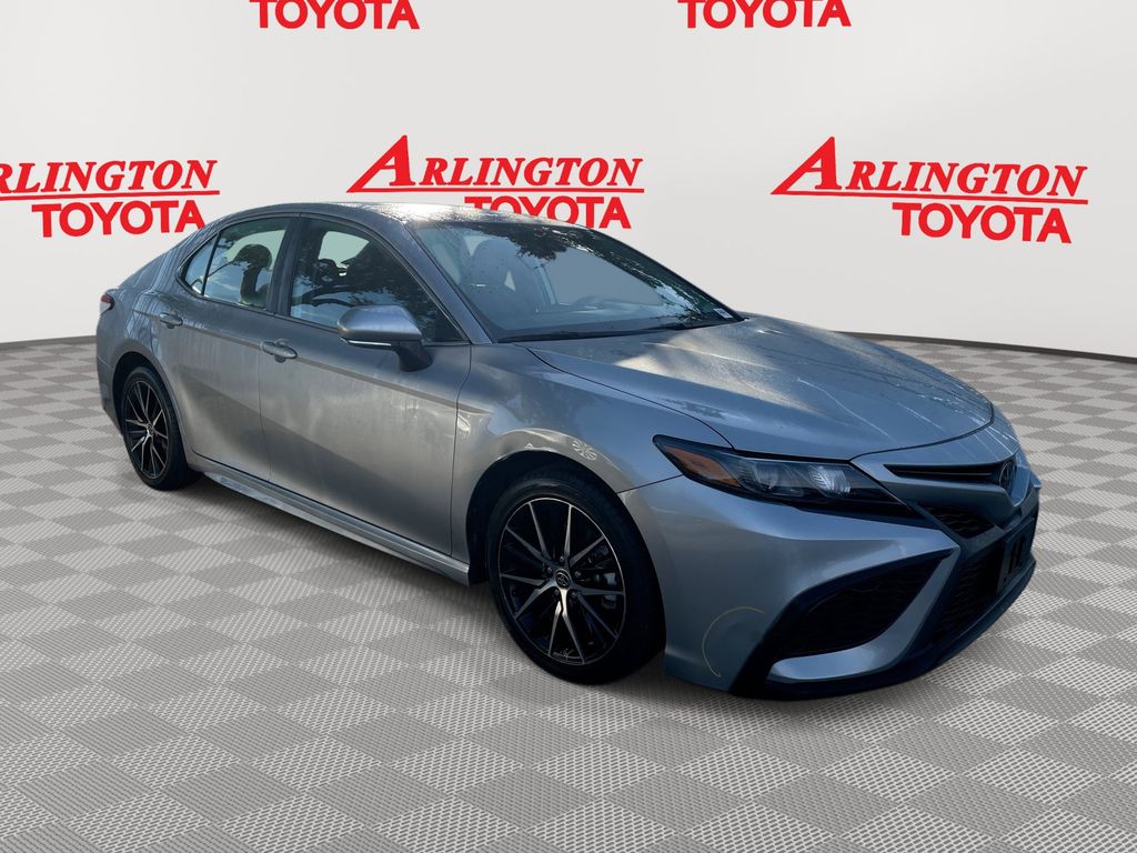 2024 Toyota Camry SE's photo