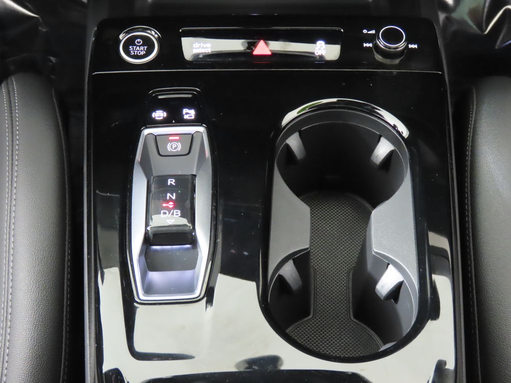 Thumbnail: 2025 Audi Q6 e-tron - 19