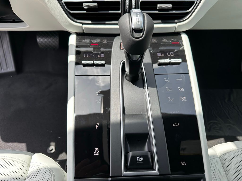 2025 Porsche Macan  22