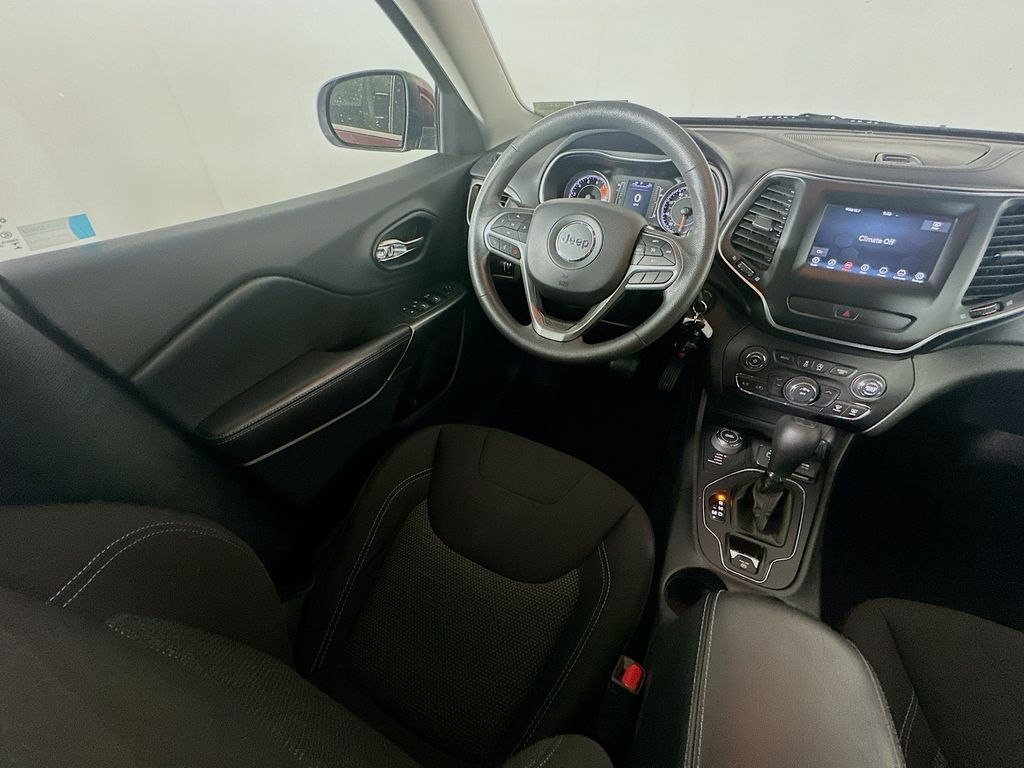 Used 2019 Red Jeep Latitude image 9