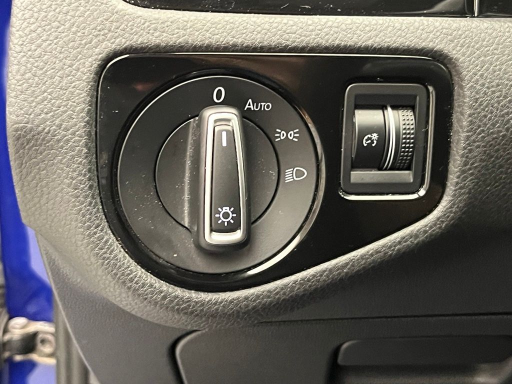 Thumbnail: 2016 Volkswagen Golf - 22