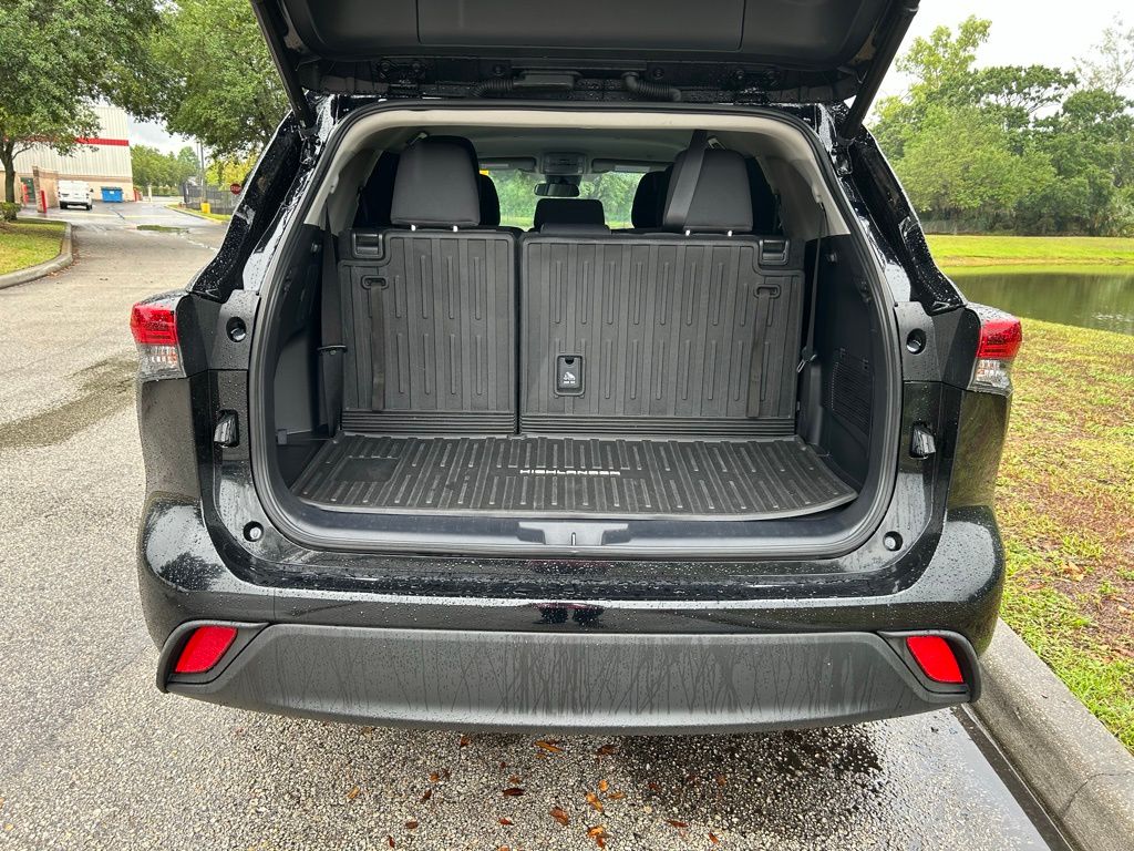 2023 Toyota Highlander LE 9