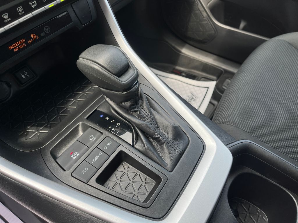 2019 Toyota RAV4 LE photo