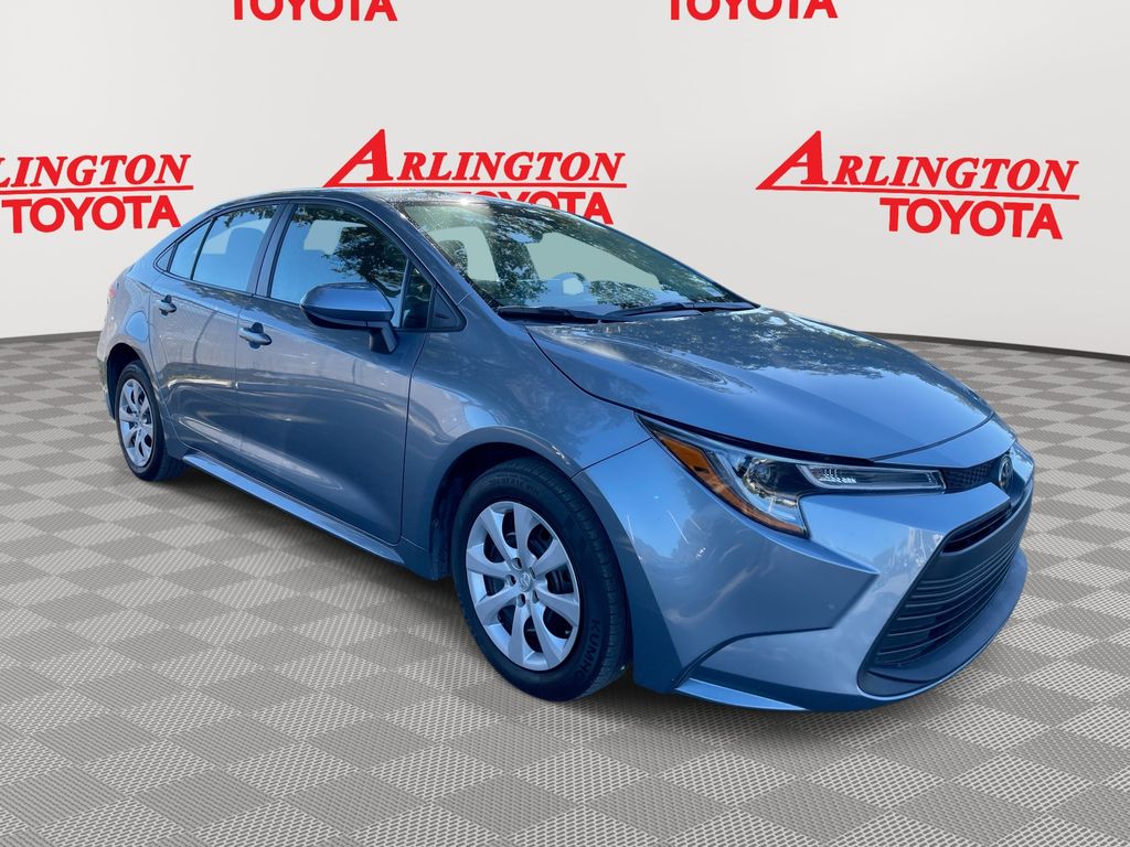 2024 Toyota Corolla LE's photo