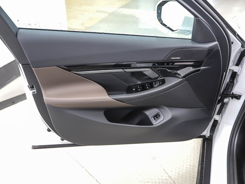 Thumbnail: 2026 BMW 5 Series - 9