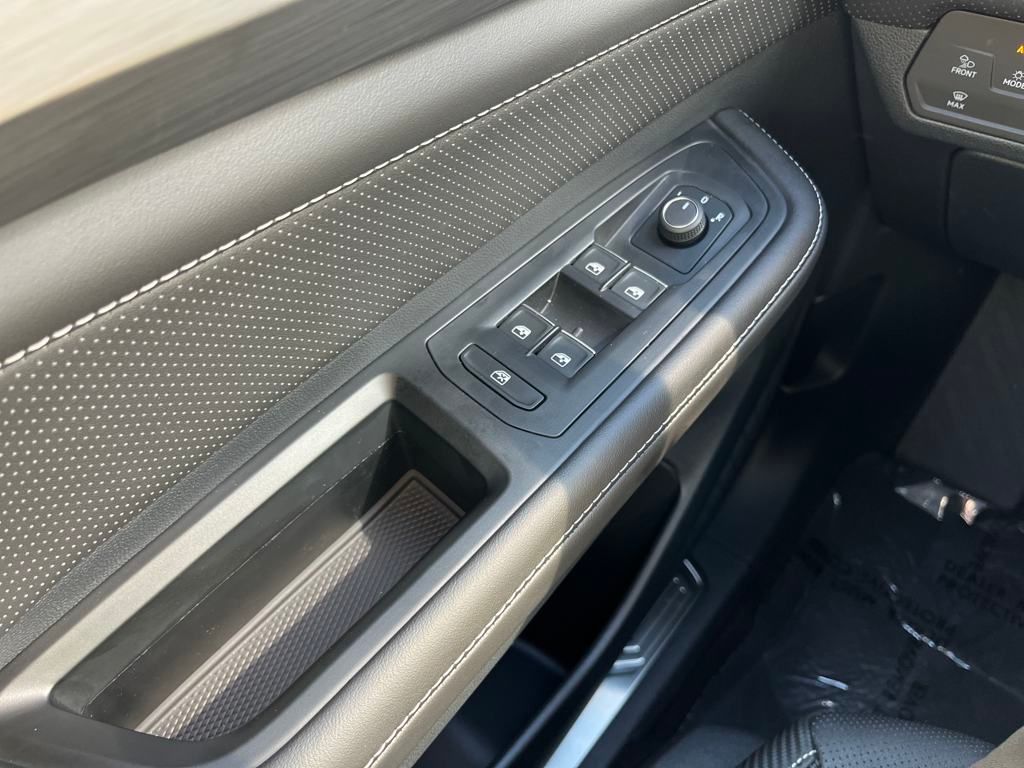 2025 Volkswagen Atlas Cross Sport 2.0T SE w/Technology photo