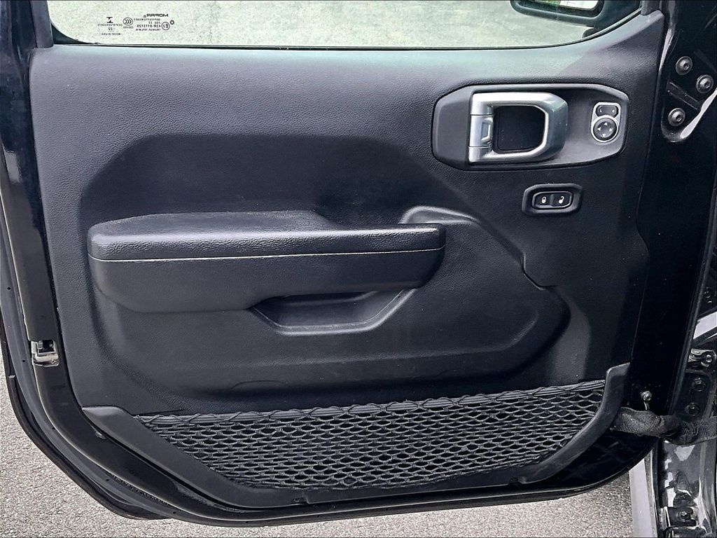 2022 Jeep Wrangler — photo 9