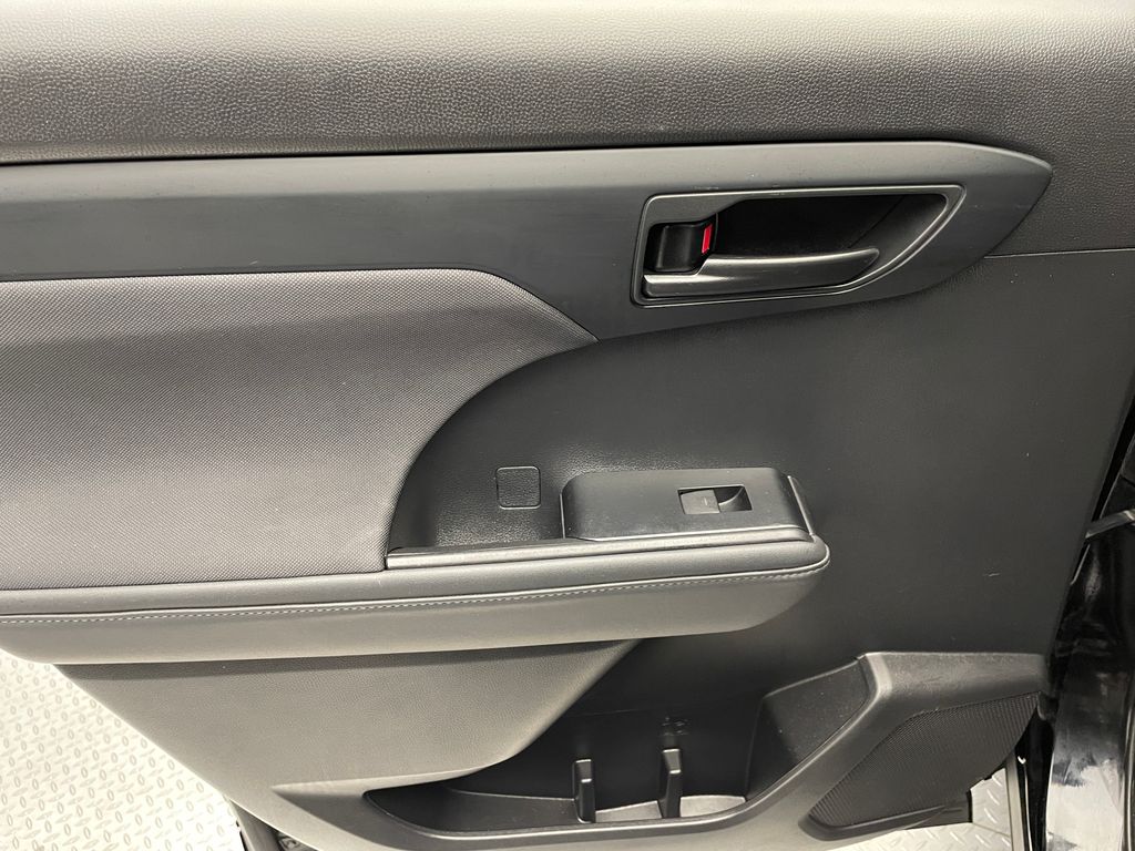 2022 Toyota Highlander LE 32