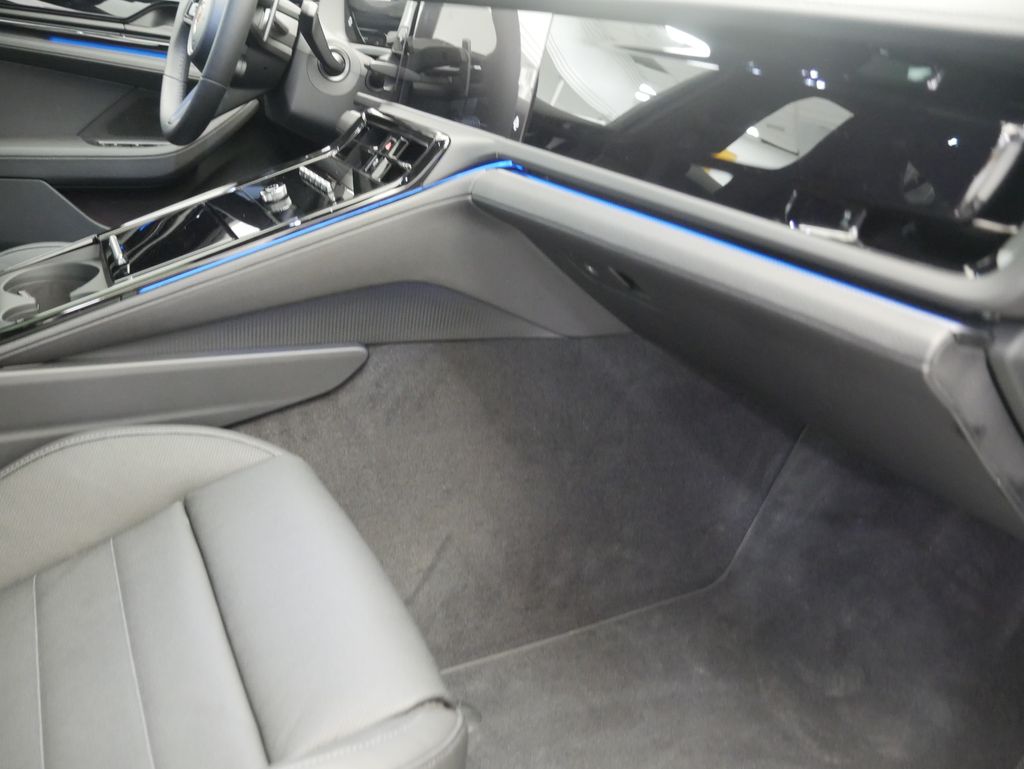 Thumbnail: 2026 Porsche Panamera - 28