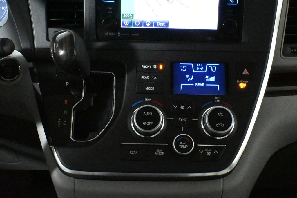 2016 Toyota Sienna XLE Premium 24