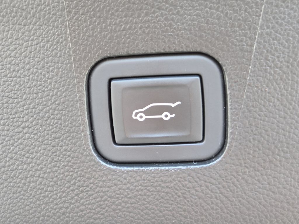 Used 2024 Black Buick Avenir image 28