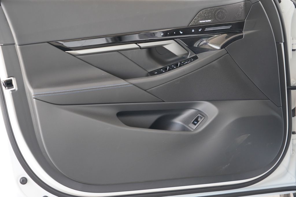 Thumbnail: 2026 BMW 5 Series - 8