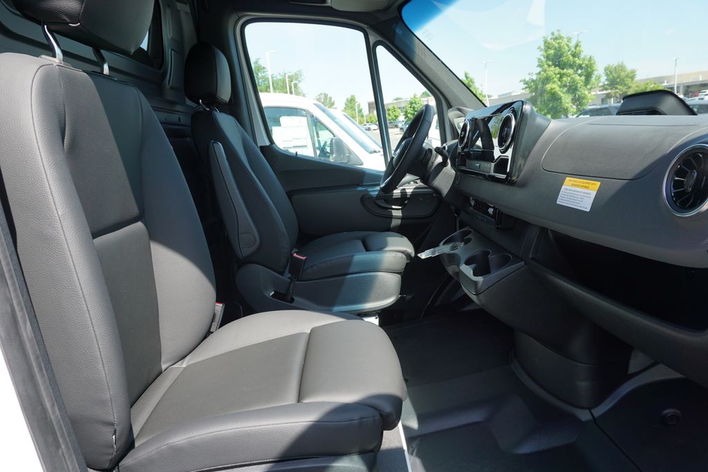 Thumbnail: 2025 Mercedes-Benz Sprinter - 8