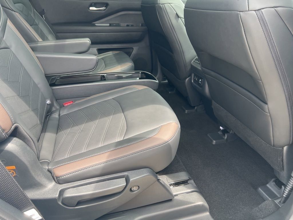 2025 Everest White Pearl Tricoat/Super Black Nissan Pathfinder Platinum FWD SUV