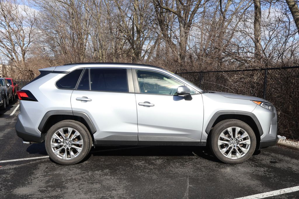 2019 Toyota RAV4 XLE Premium 9