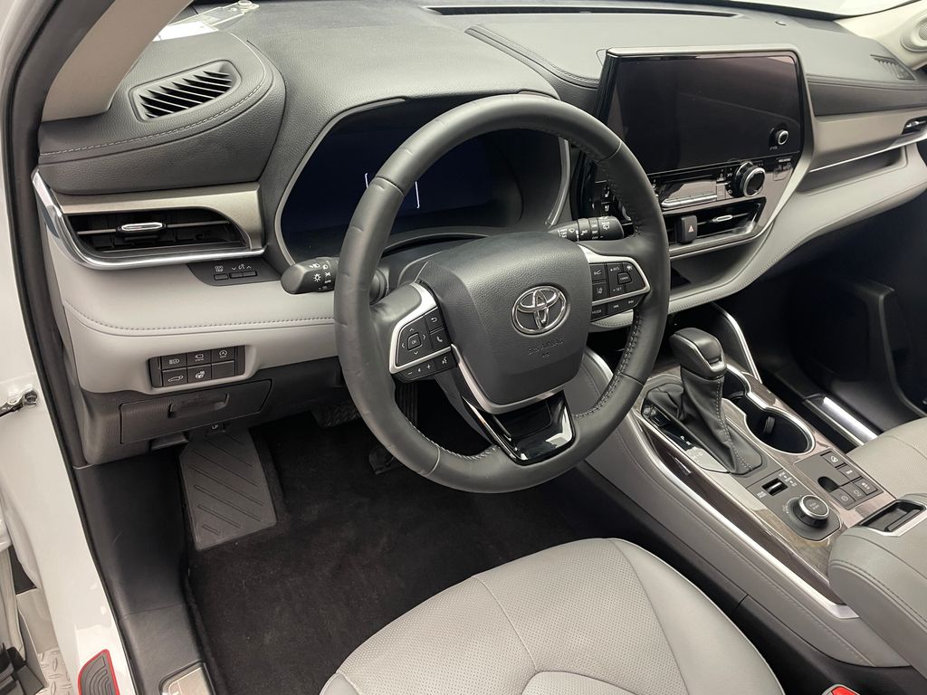 Thumbnail: 2023 Toyota Highlander - 11