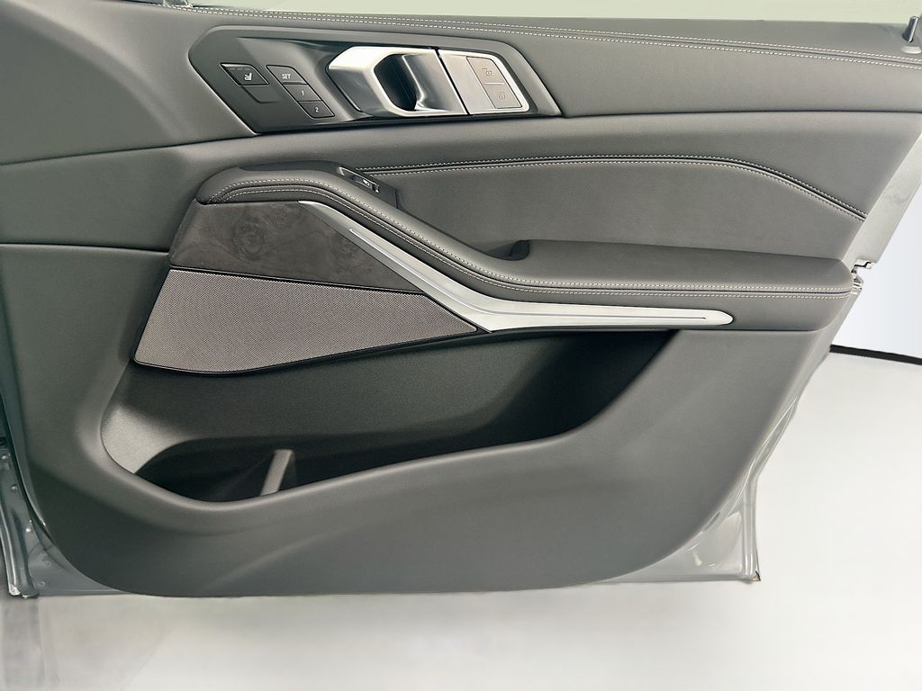 Thumbnail: 2027 BMW X7 - 24