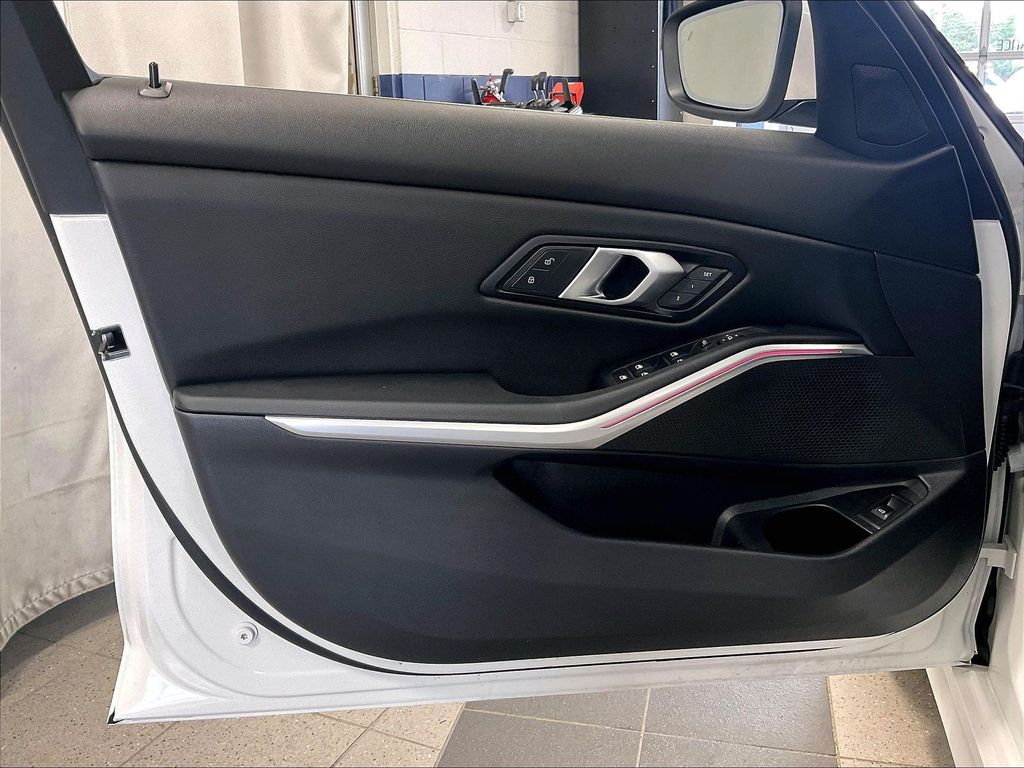 2026 BMW 3 Series — photo 9